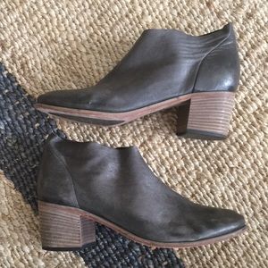 Gidigio grey leather short booties